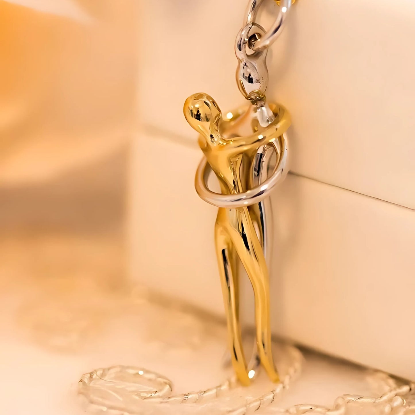 CoupleHug Necklace | Ein Symbol für Liebe und Nähe