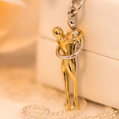 CoupleHug Necklace | Ein Symbol für Liebe und Nähe