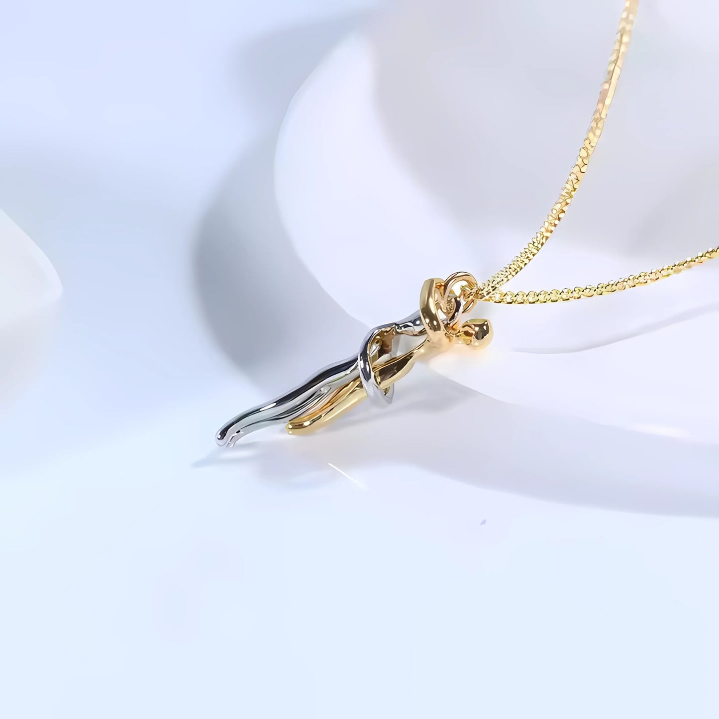 CoupleHug Necklace | Ein Symbol für Liebe und Nähe