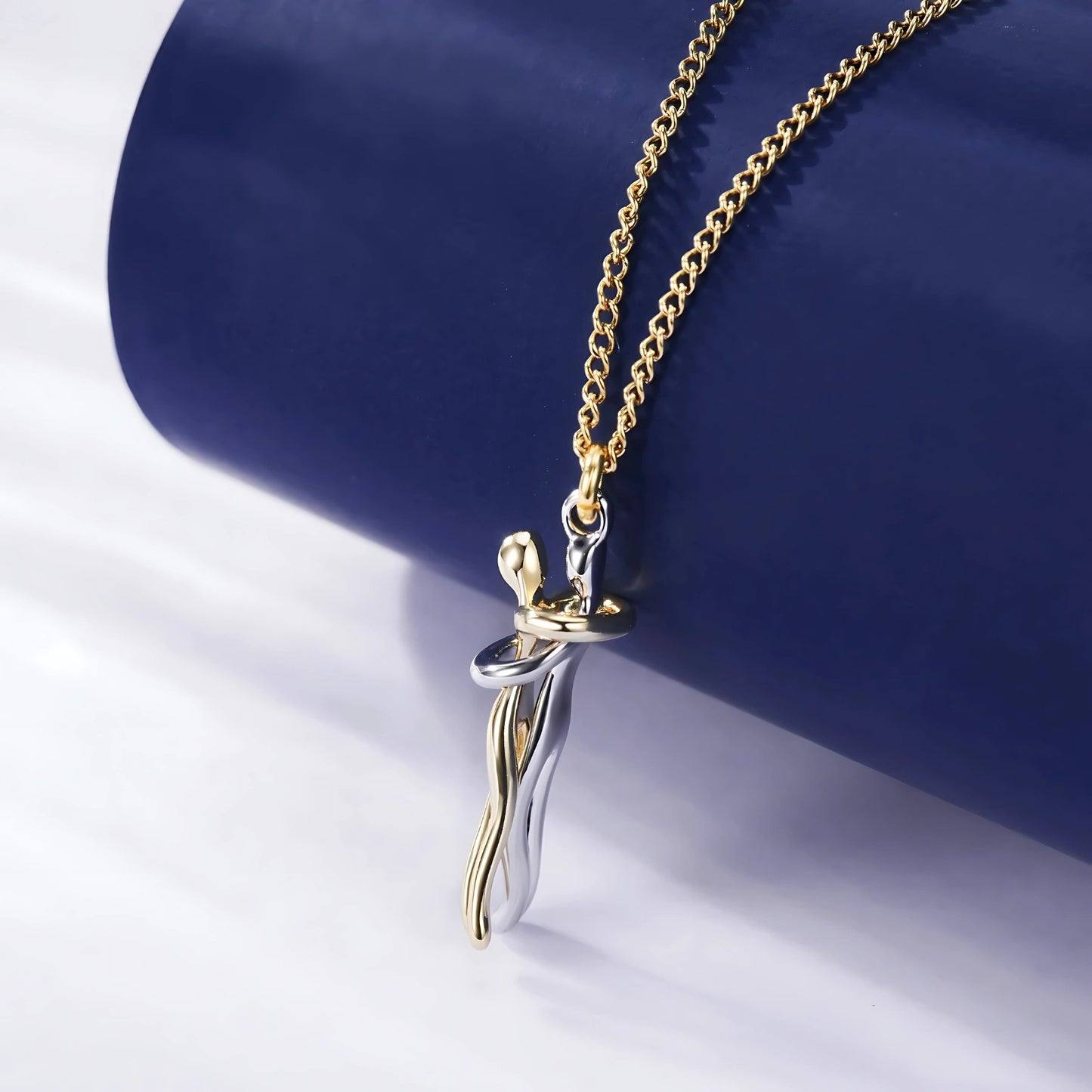 CoupleHug Necklace | Ein Symbol für Liebe und Nähe